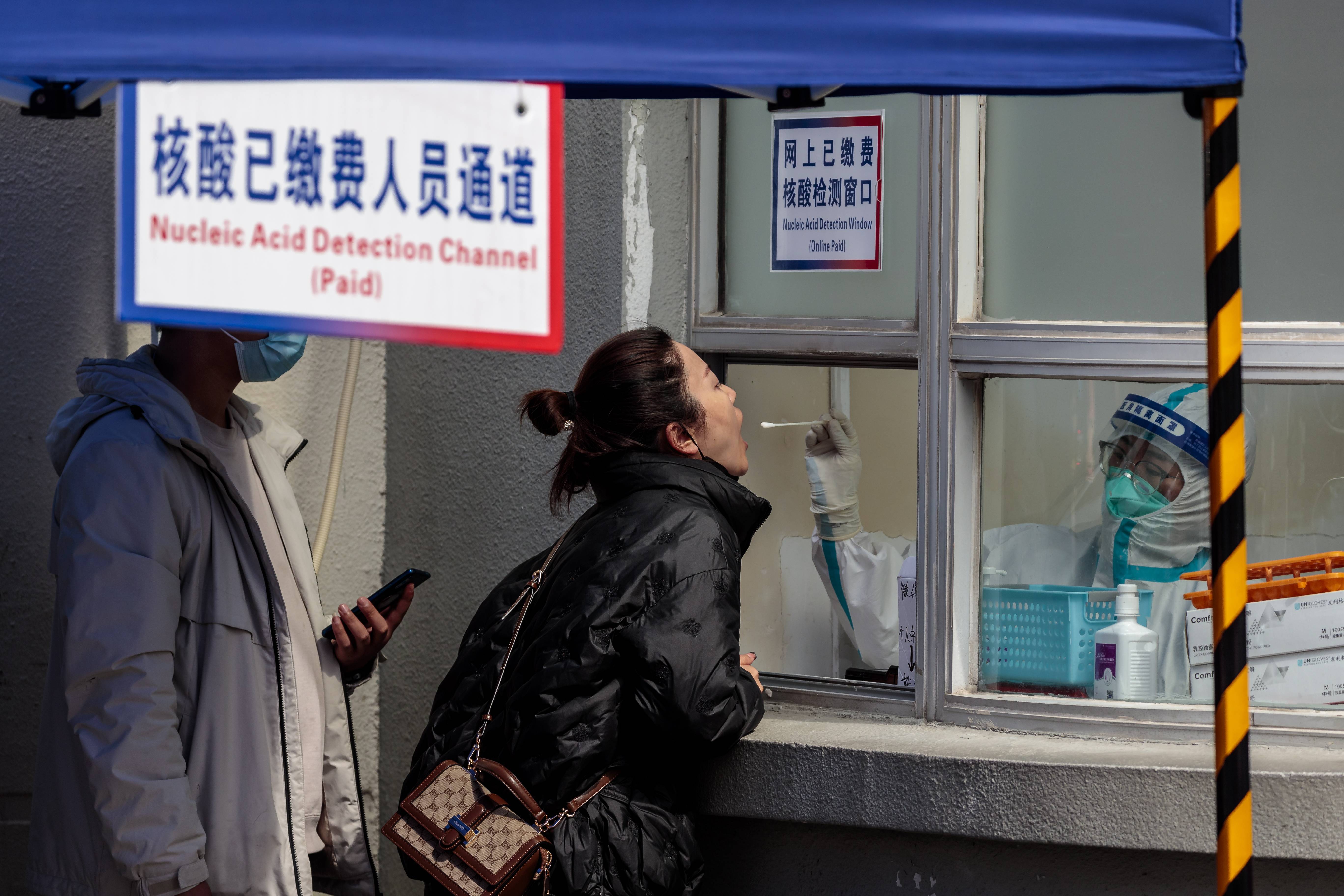 “河南一感染者曾排队两小时做核酸” 河南核酸检测一共做几次?-第1张图片